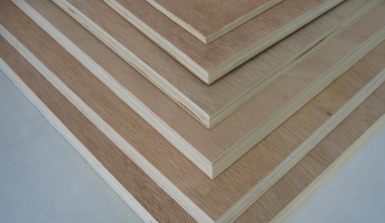 Hur garanterar jag kvaliteten på svart filmytlaminerad plywood?