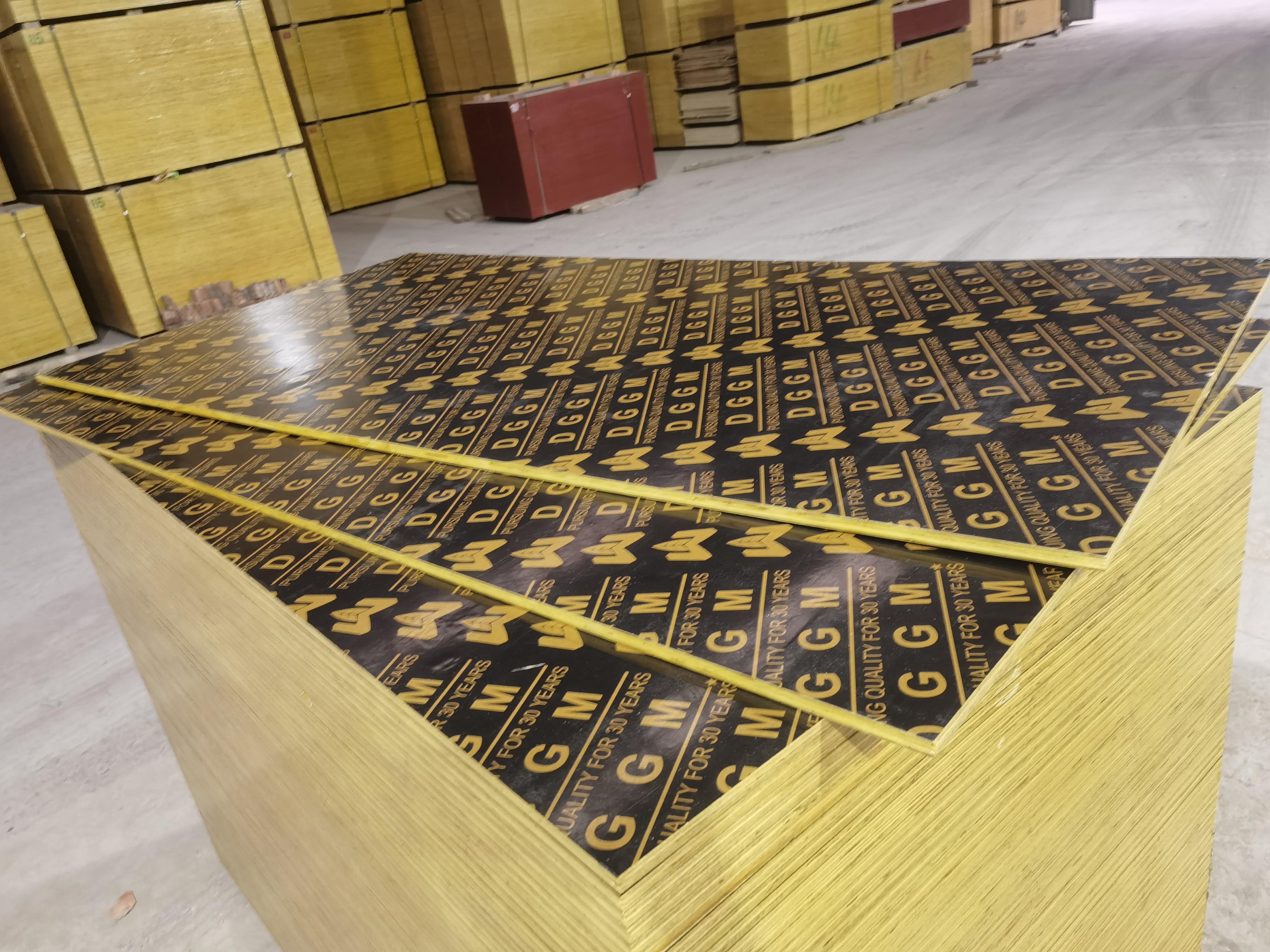 Från tradition till modernitet, hur har plywood blivit en favorit bland designers och konsumenter?