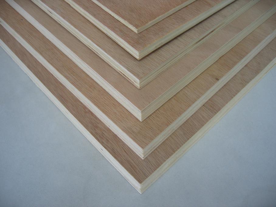 Kan ljusfilm mot plywood tåla hårda väderförhållanden?